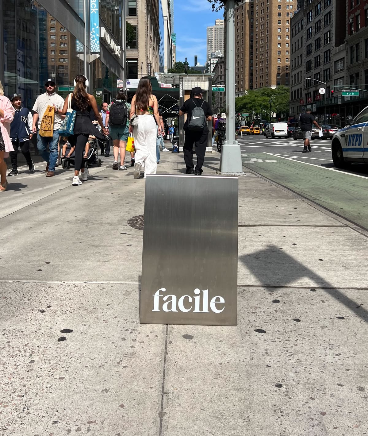 Panneau trottoir en acier : le guide complet pour les commerçants