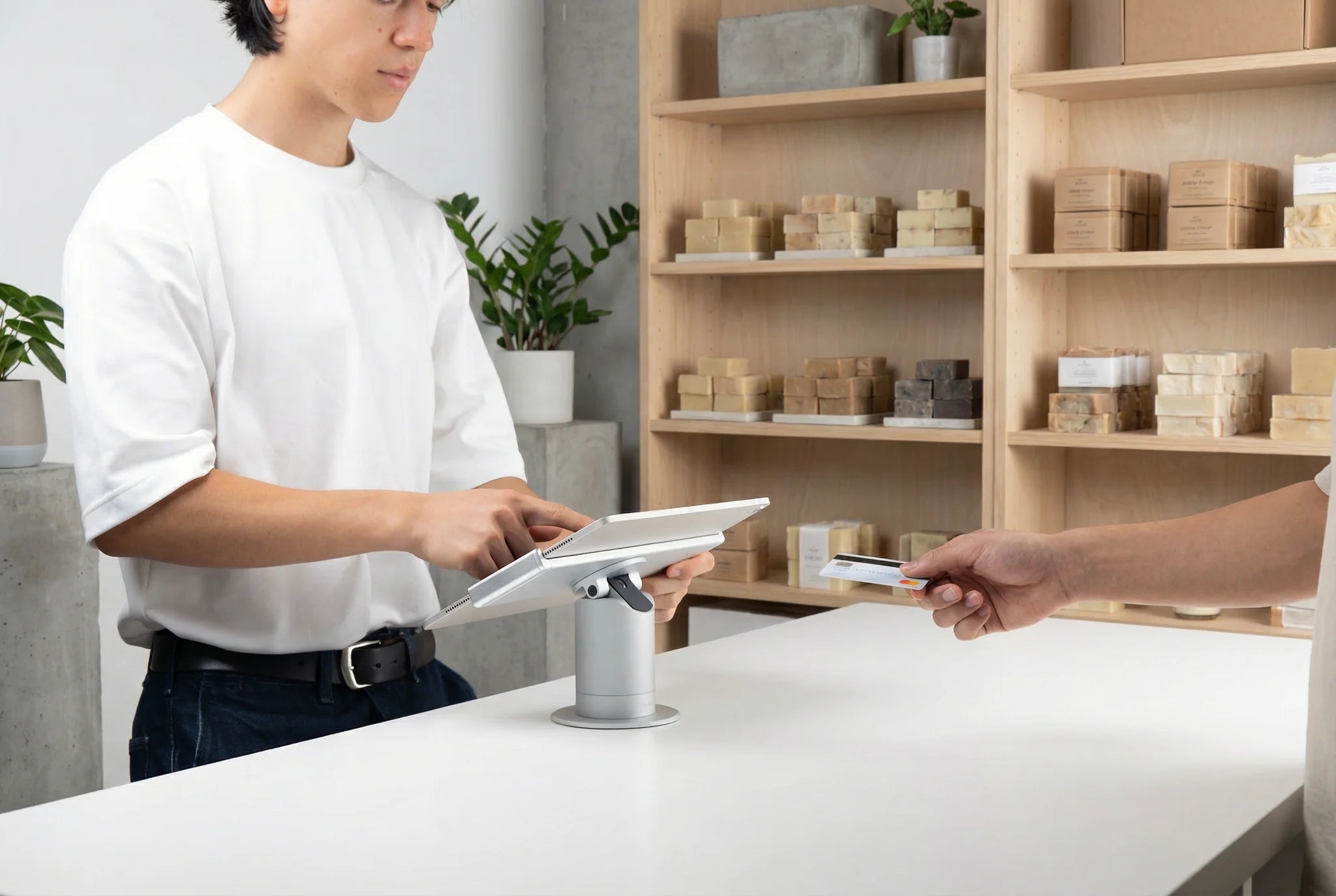 Support pivotant avec alimentation pour iPad
